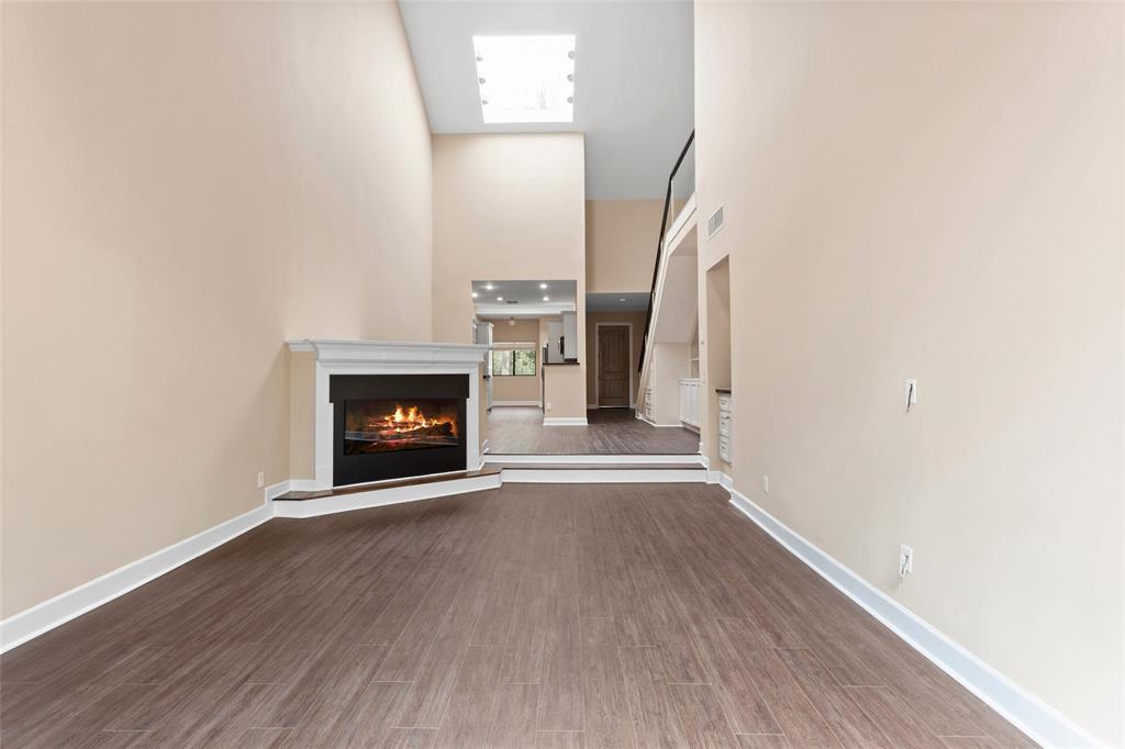 148 Sugarberry Circle, Houston, Texas image 2
