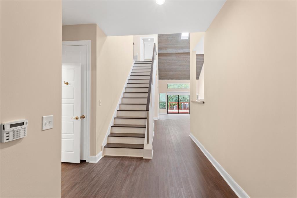 148 Sugarberry Circle, Houston, Texas image 3