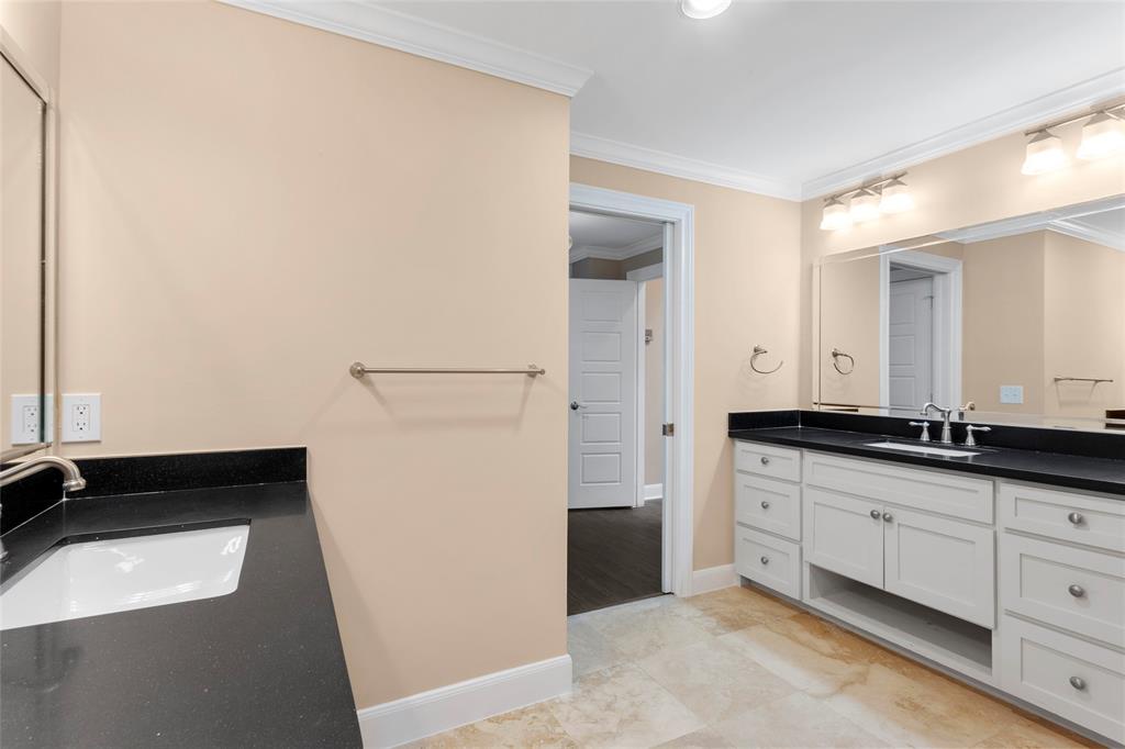 148 Sugarberry Circle, Houston, Texas image 17