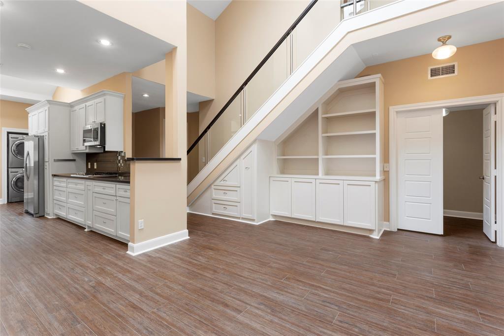 148 Sugarberry Circle, Houston, Texas image 6