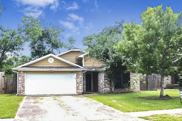 3835 Brookwind Drive, La Porte, Texas image 1