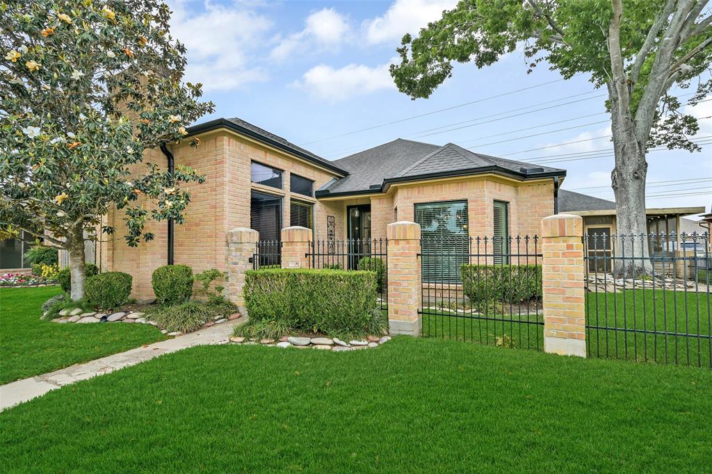 2706 Country Club Drive, Pearland, Texas image 2
