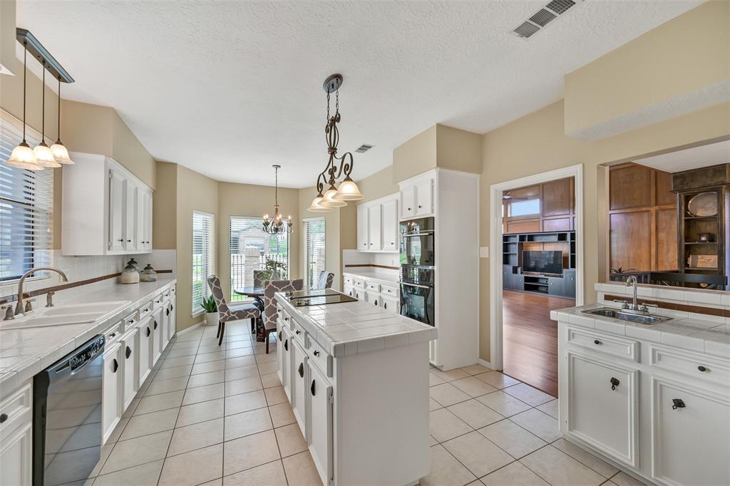 2706 Country Club Drive, Pearland, Texas image 10