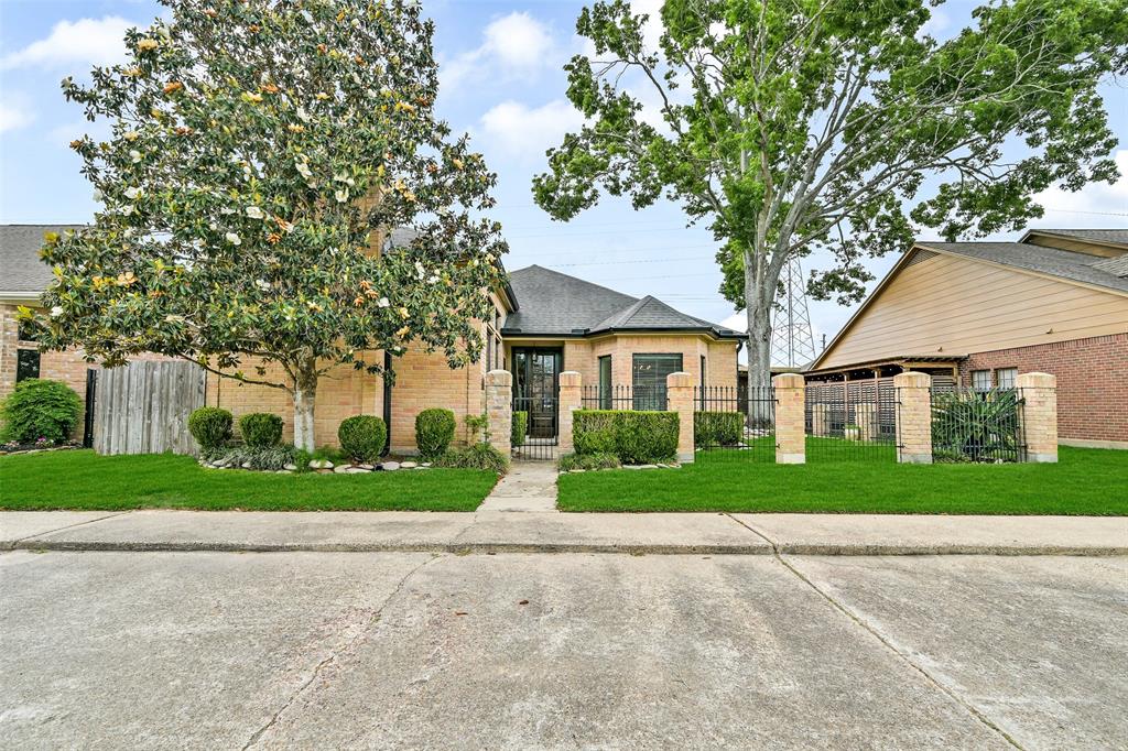 2706 Country Club Drive, Pearland, Texas image 1