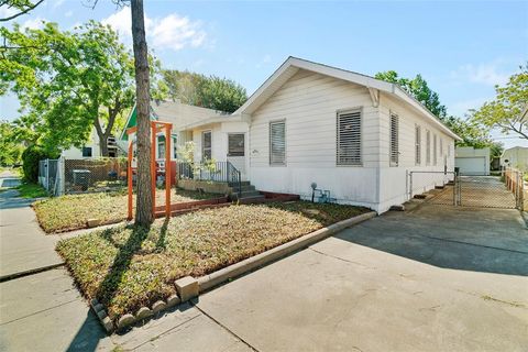 Single Family Residence in Galveston TX 3715 Avenue Q.jpg
