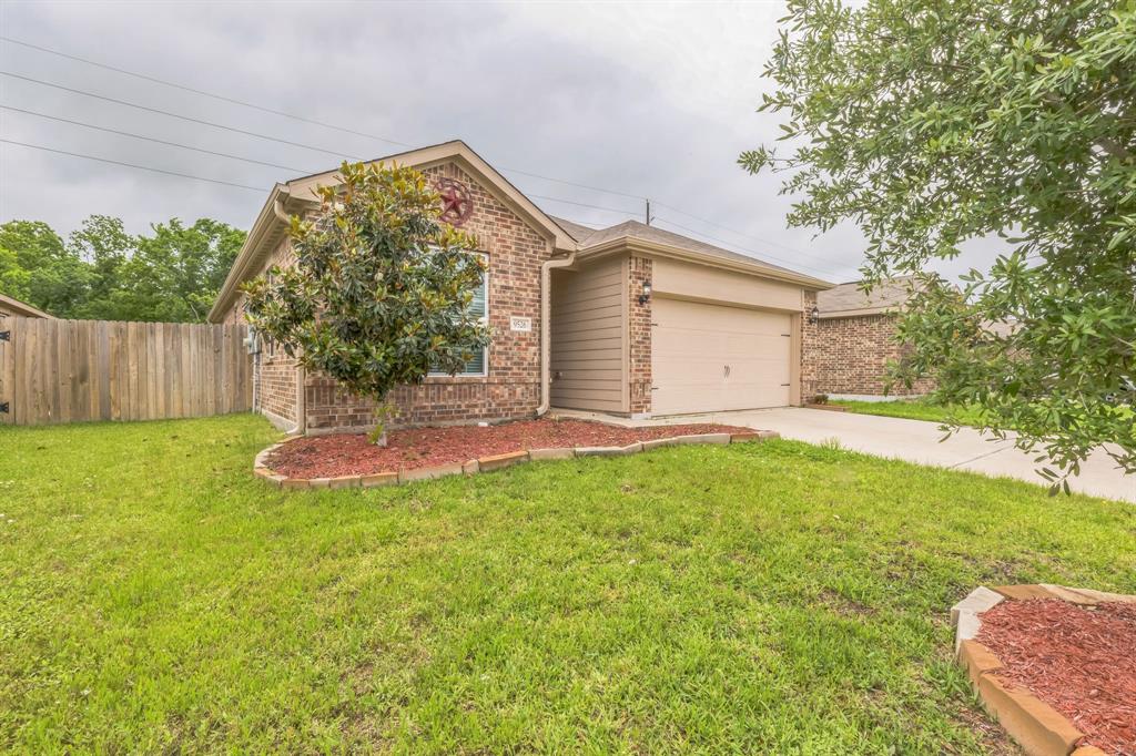 9526 Opal Gates Drive, Rosharon, Texas image 3
