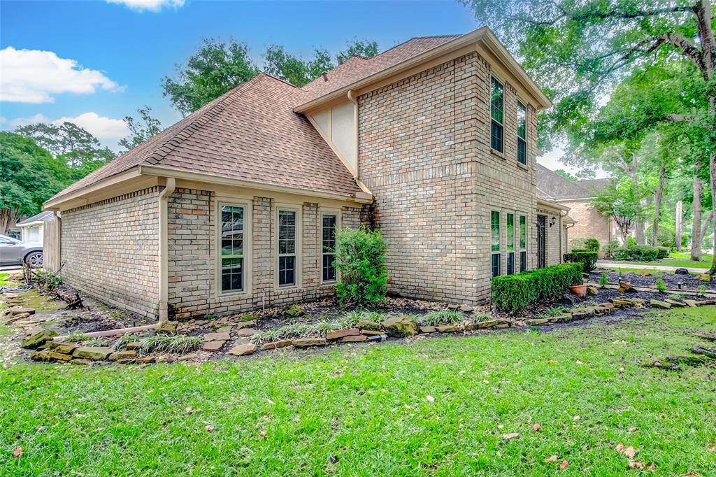 18326 Lake Oaks Drive, Spring, Texas image 2