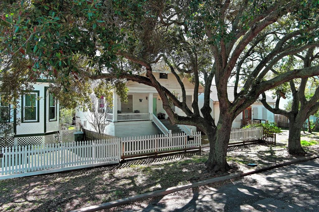 3115 Avenue P 1/2, Galveston, Texas image 2