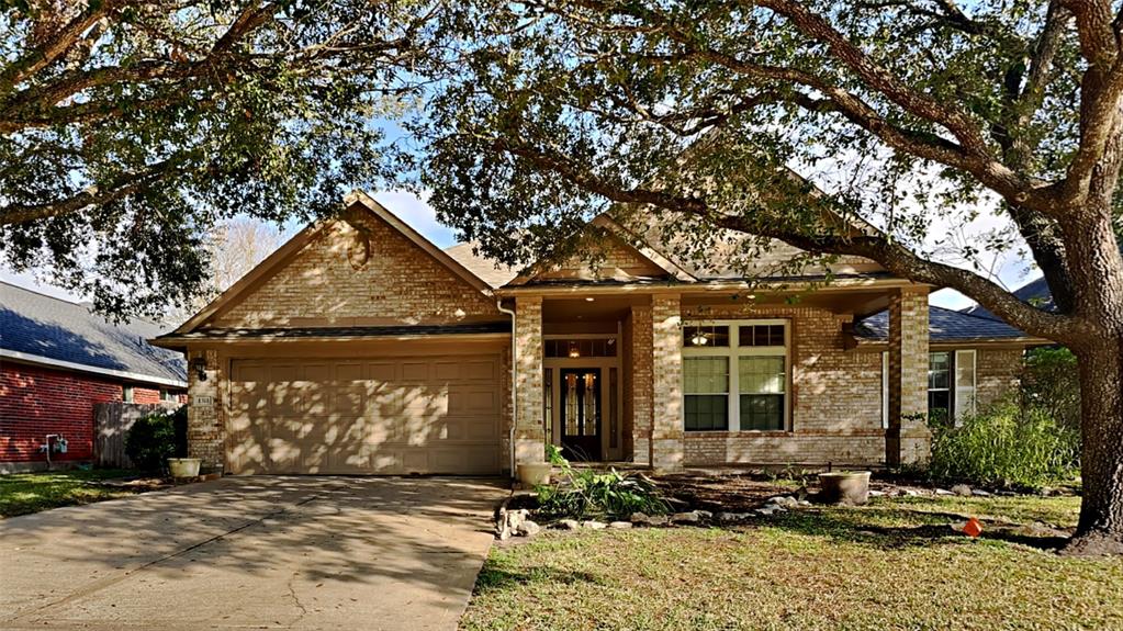 1311 Kingfisher Court, Pearland, Texas image 1