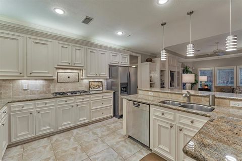 Single Family Residence in The Woodlands TX 198 Berryline Circle 16.jpg