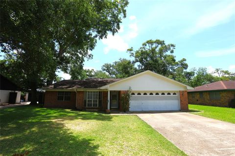 Photo of 232 Wayne Drive, Clute, TX 77531 (MLS # 22156904)