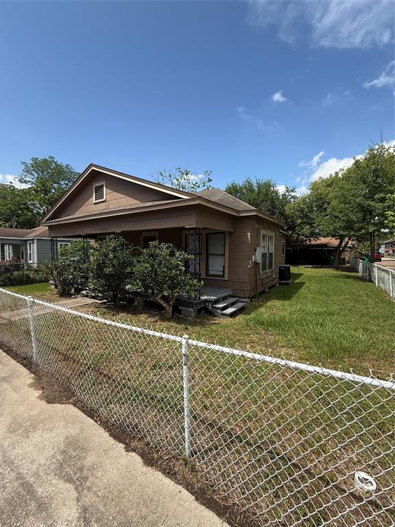 222 E Adoue Street, Baytown, Texas image 2