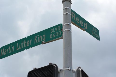 582808472