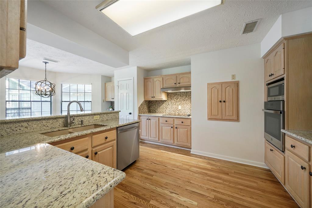 4 Fairway Oaks Place #4, The Woodlands, Texas image 12