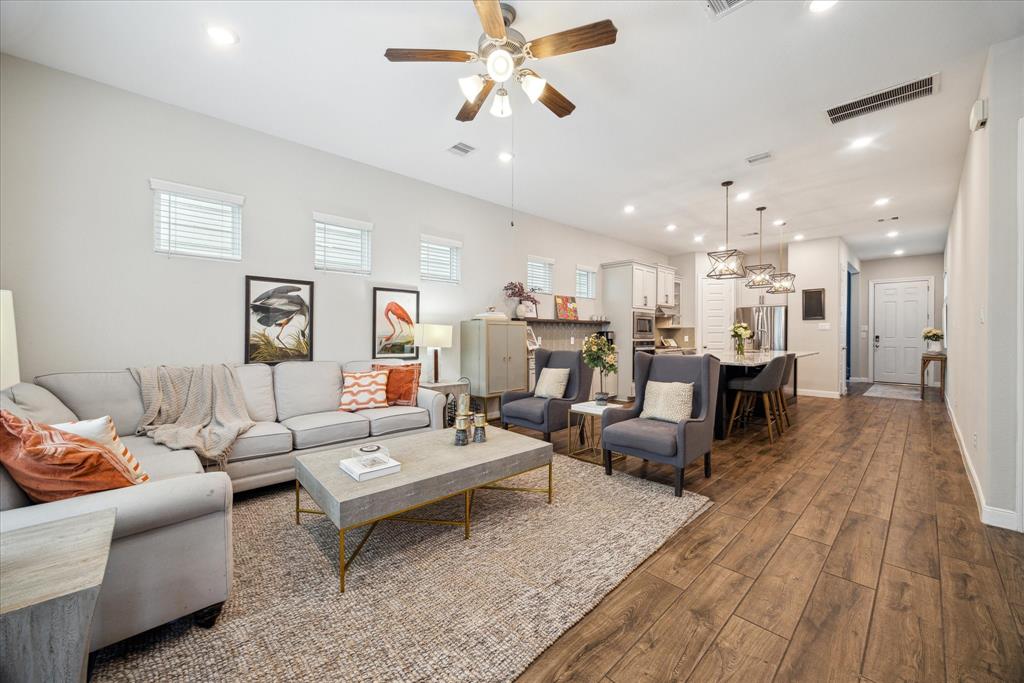 10407 Quiet Courtyard Road, Houston, Texas image 6