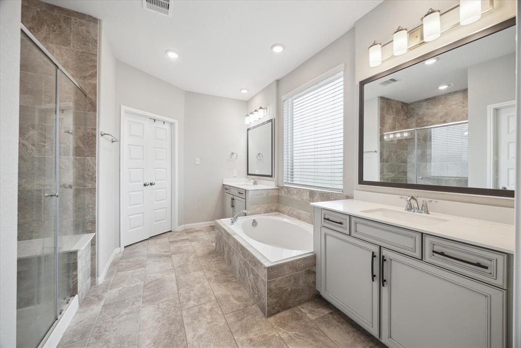10407 Quiet Courtyard Road, Houston, Texas image 13