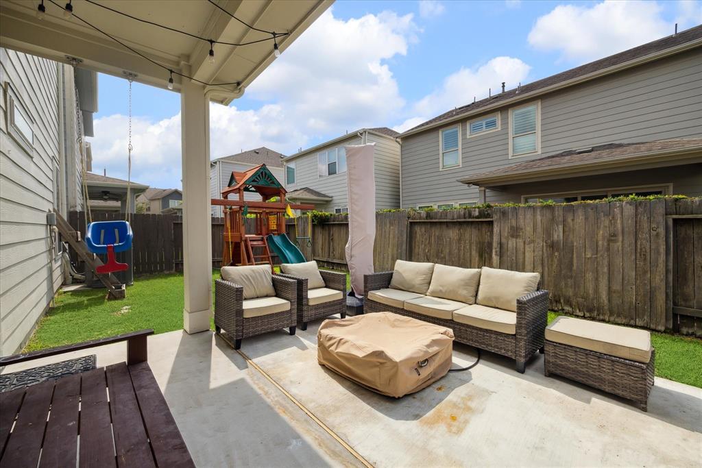 10407 Quiet Courtyard Road, Houston, Texas image 17
