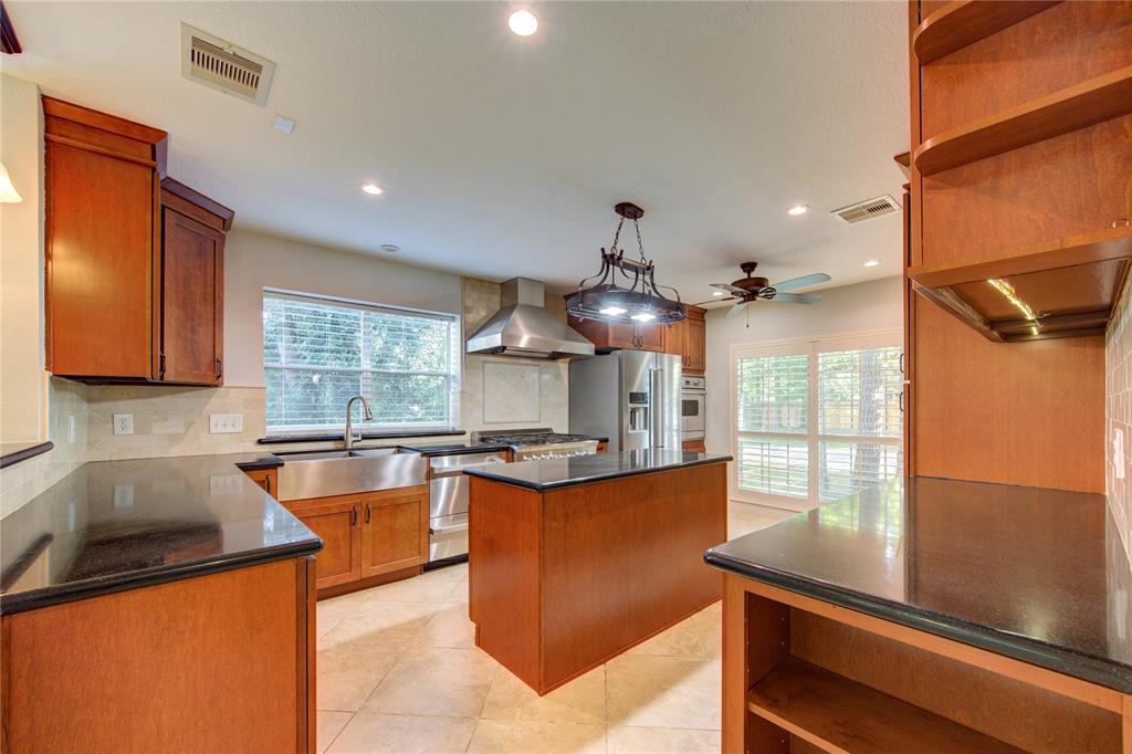 135 N Dreamweaver Circle, The Woodlands, Texas image 7