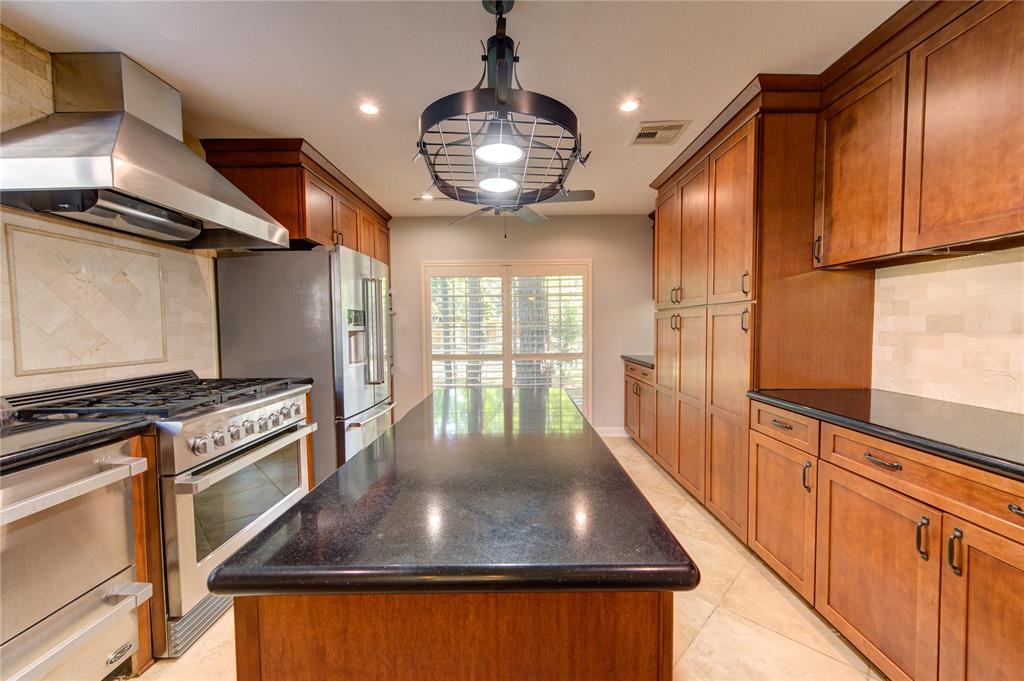 135 N Dreamweaver Circle, The Woodlands, Texas image 9