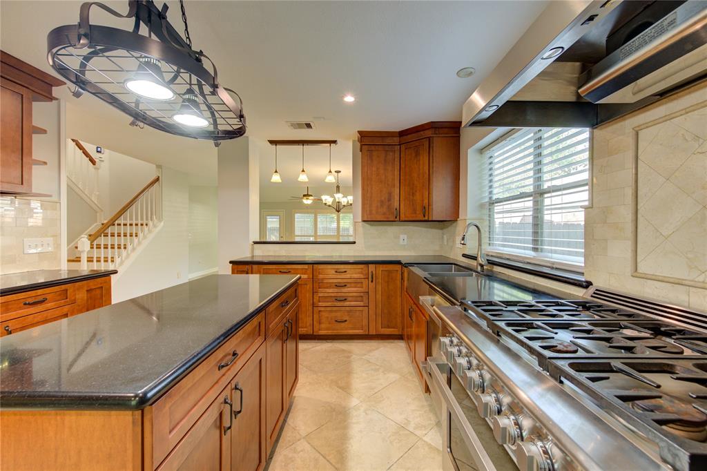 135 N Dreamweaver Circle, The Woodlands, Texas image 10
