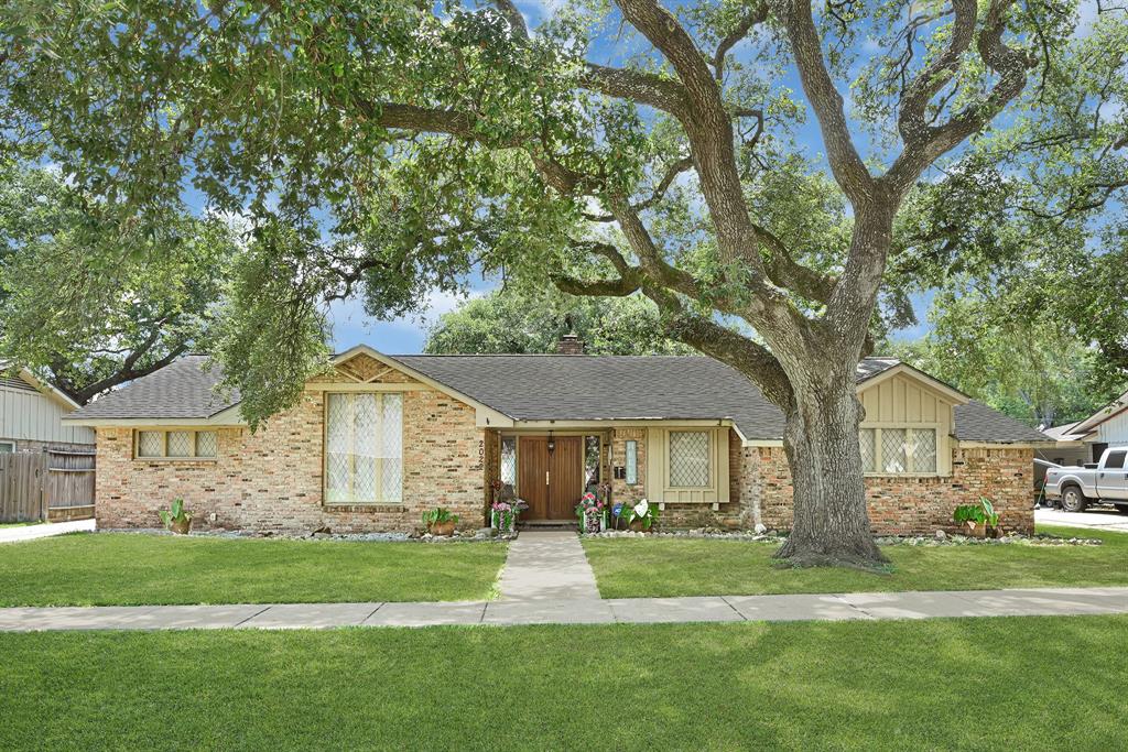 2022 Willow Wisp Drive, Seabrook, Texas image 1