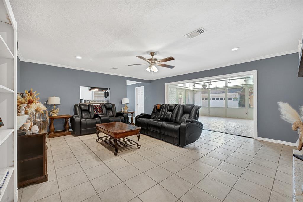 2022 Willow Wisp Drive, Seabrook, Texas image 9