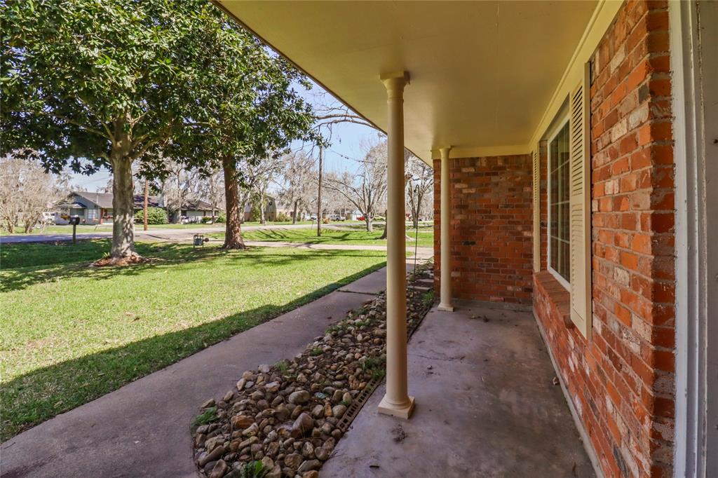 441 Southern Oaks Drive, Lake Jackson, Texas image 5