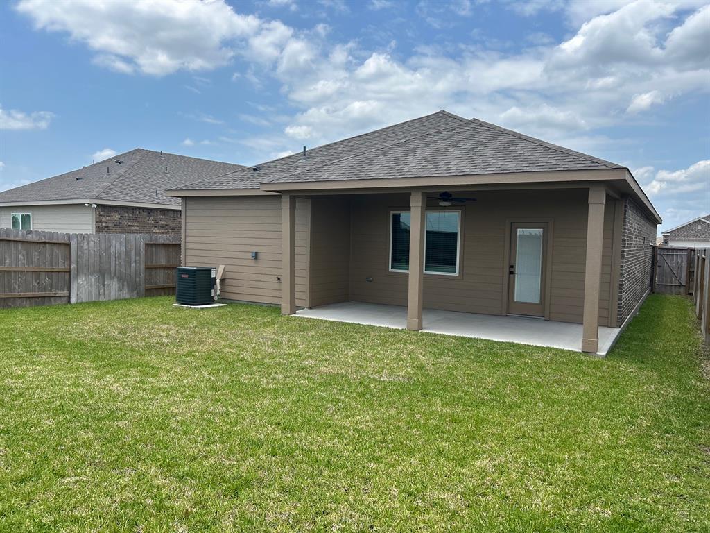 1110 Whispering Winds Drive, Beasley, Texas image 2