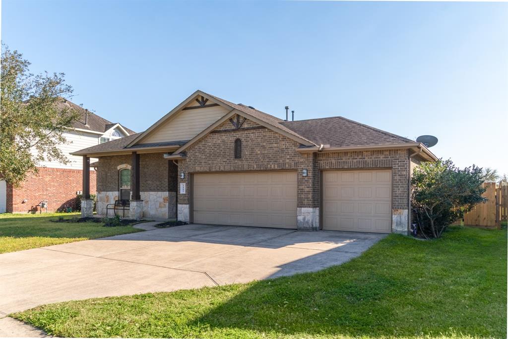 2402 Copper Fields Drive, Rosharon, Texas image 2