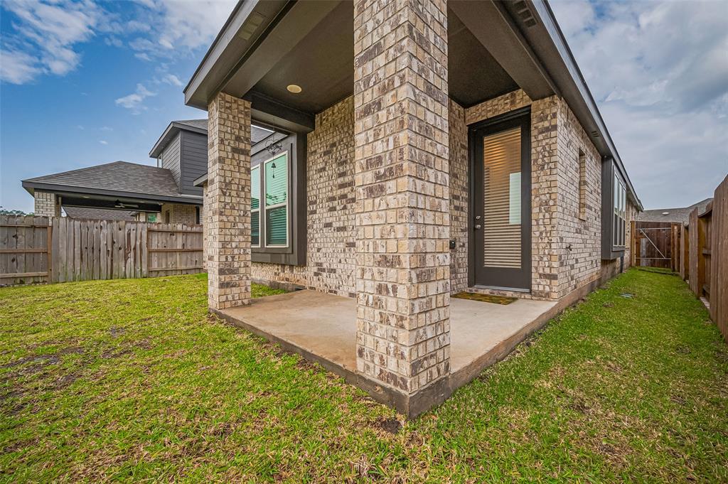 213 Trapper Creek Drive, Conroe, Texas image 24