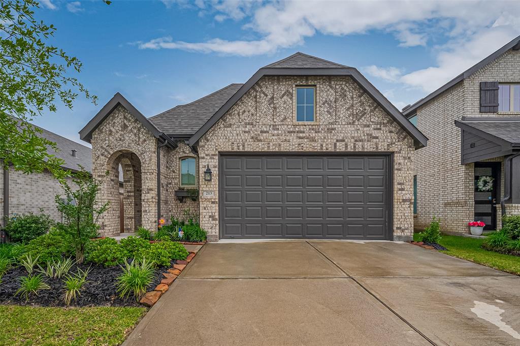 213 Trapper Creek Drive, Conroe, Texas image 1