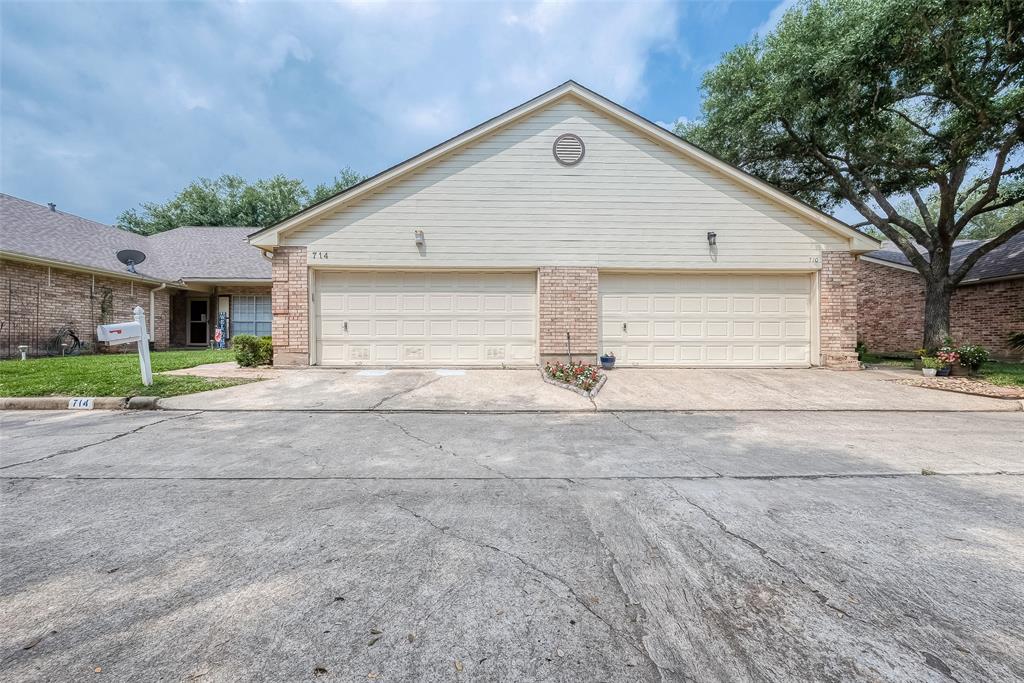 714 E Country Grove Circle, Pearland, Texas image 1