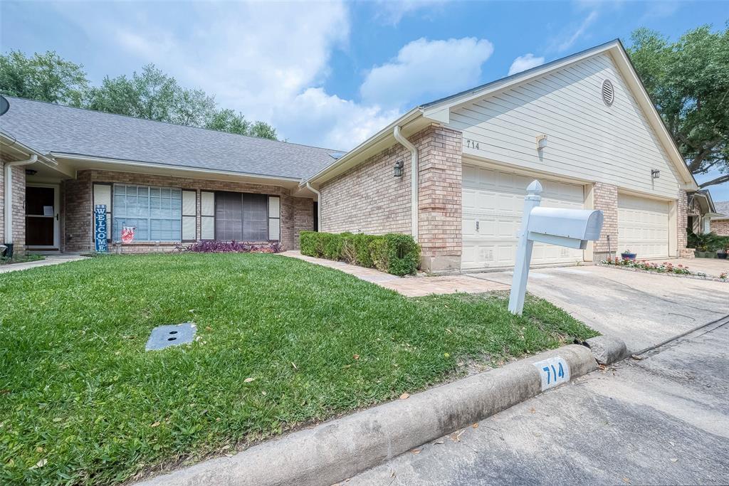 714 E Country Grove Circle, Pearland, Texas image 2