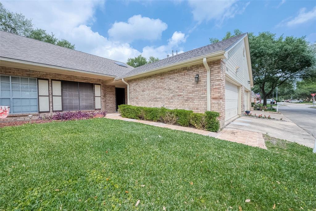 714 E Country Grove Circle, Pearland, Texas image 3