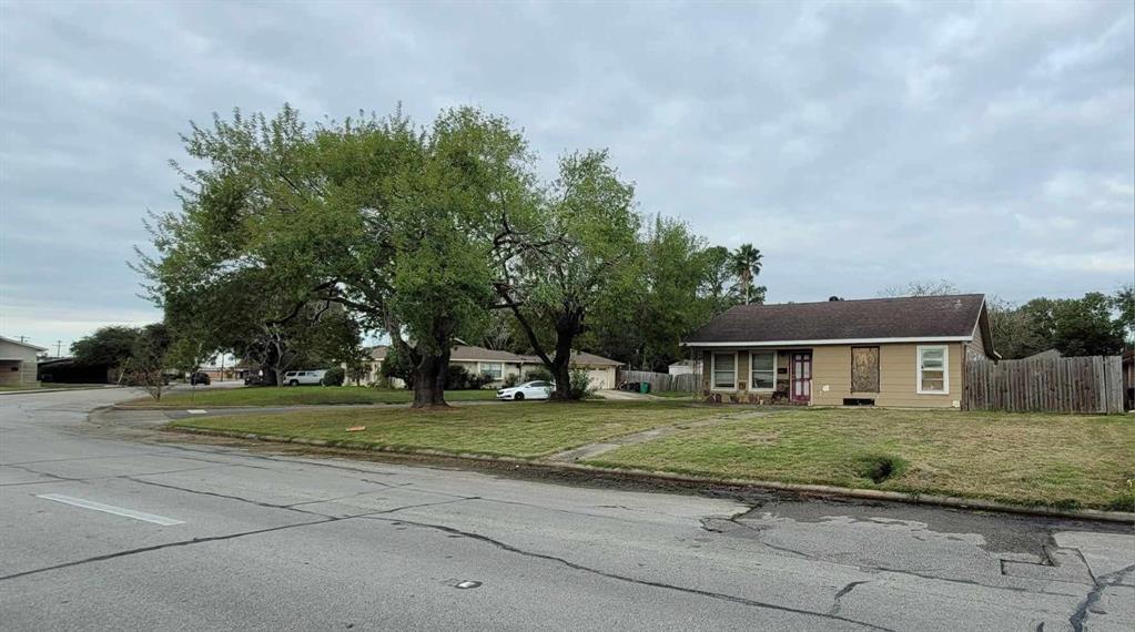 812 W Sterling Street, Baytown, Texas image 2