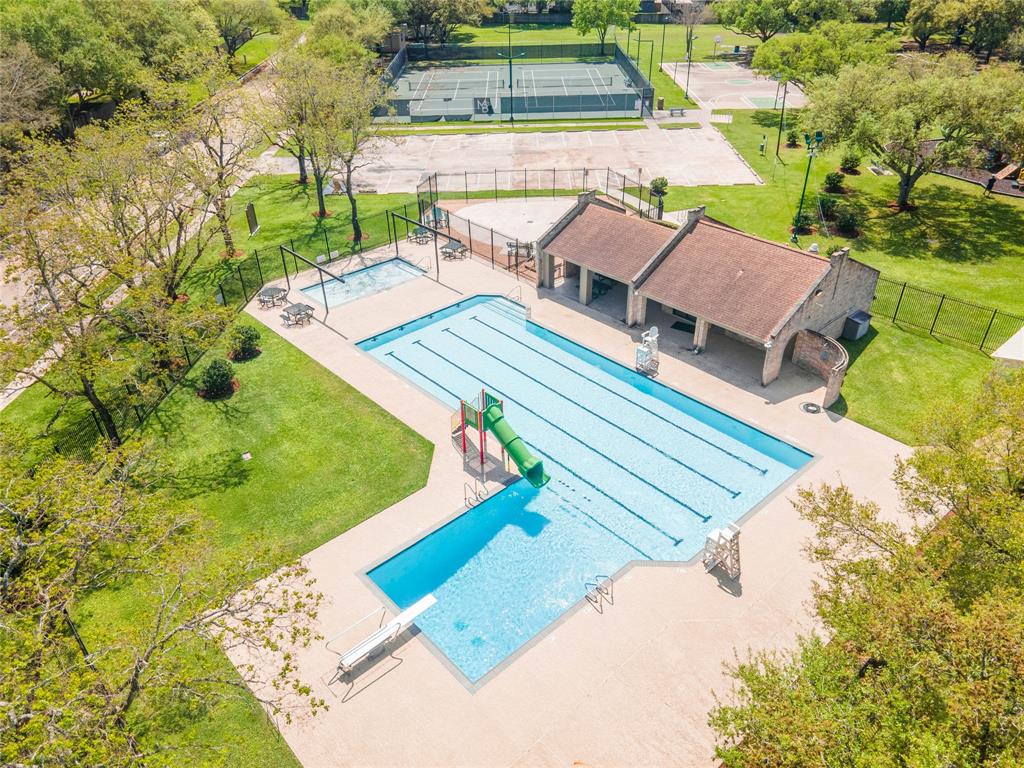 303 Forest Hills Drive, League City, Texas image 4