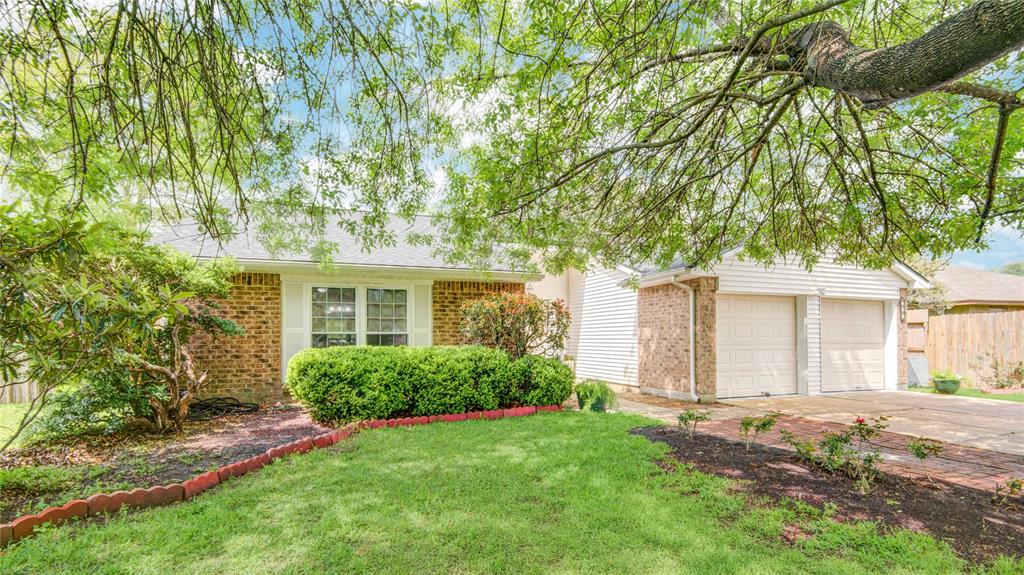 303 Forest Hills Drive, League City, Texas image 2