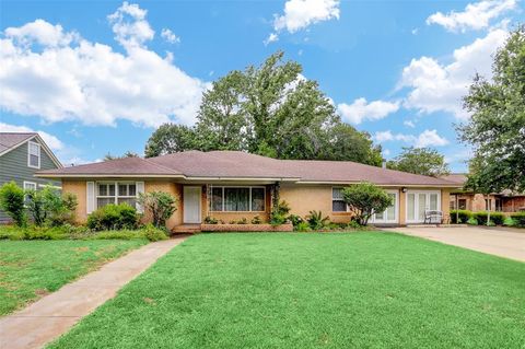 A home in Sealy