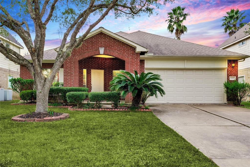 3402 Pebble Beach Lane, Pearland, Texas image 1