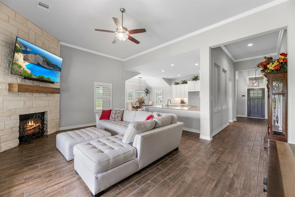 303 Cavalry Trail Drive, Rosharon, Texas image 7