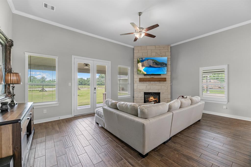 303 Cavalry Trail Drive, Rosharon, Texas image 8