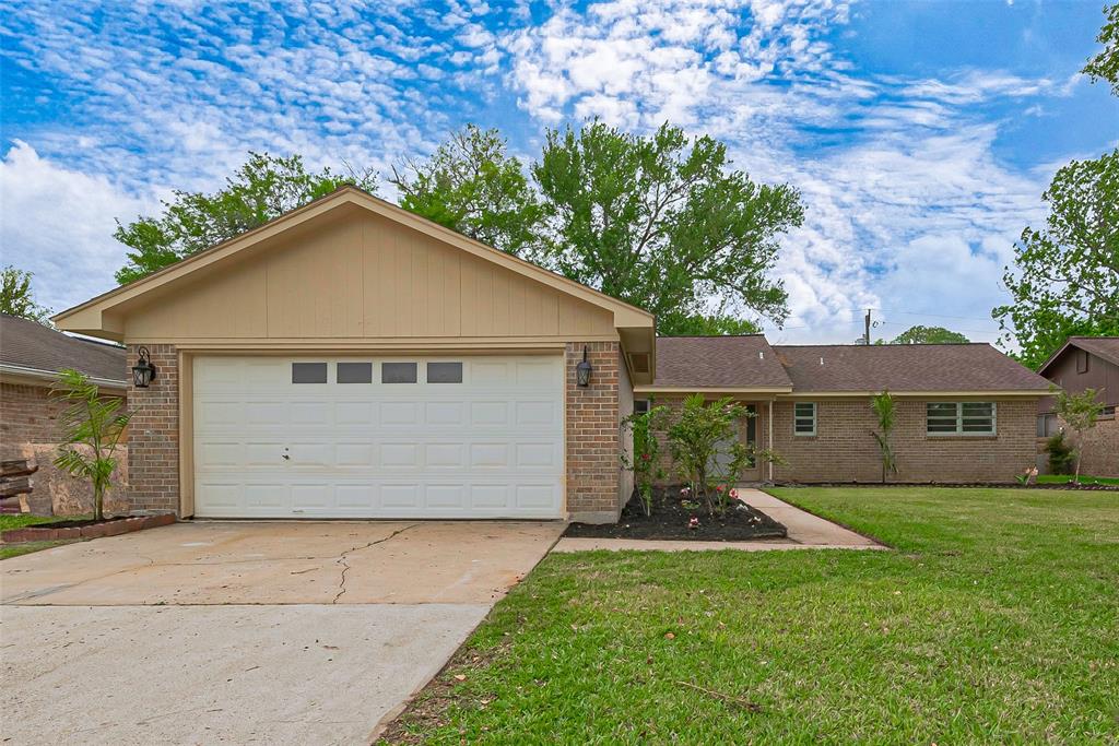 217 Oakwood Street, League City, Texas image 1