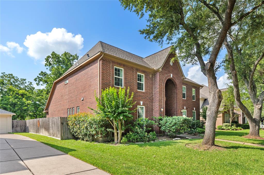 1711 Alcorn Bayou Drive, Sugar Land, Texas image 3