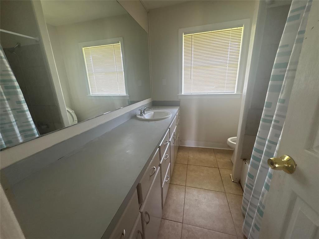 605 Holly Street, Angleton, Texas image 7