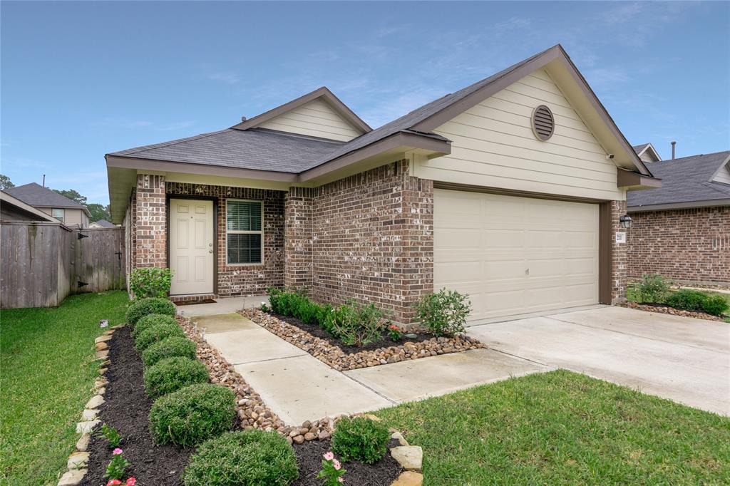 1211 Blue Hazel Court, Pinehurst, Texas image 2