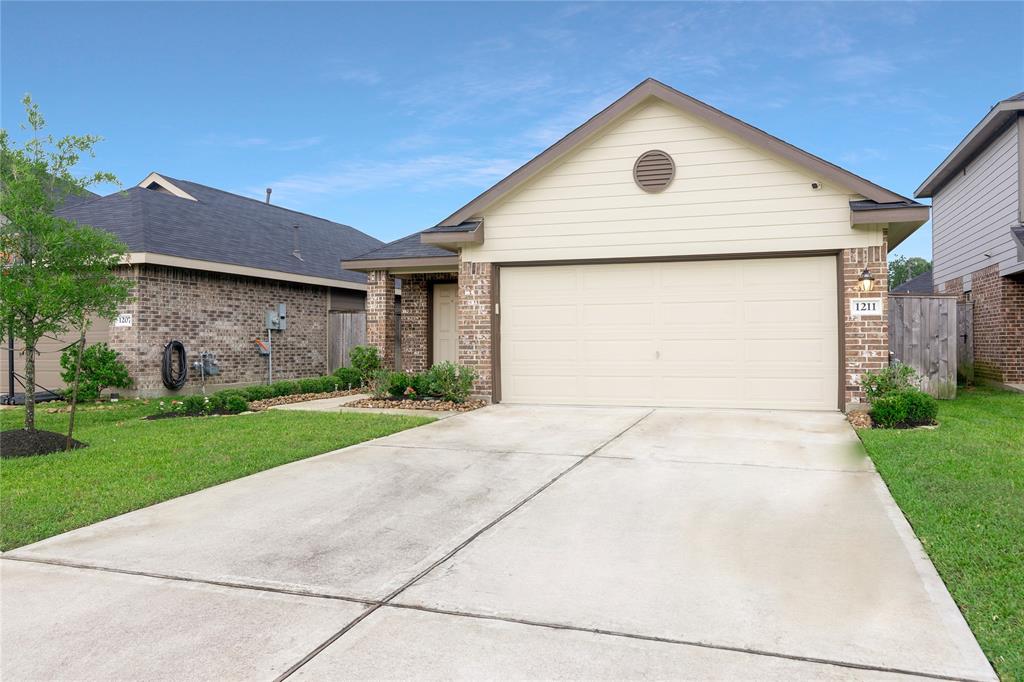 1211 Blue Hazel Court, Pinehurst, Texas image 3