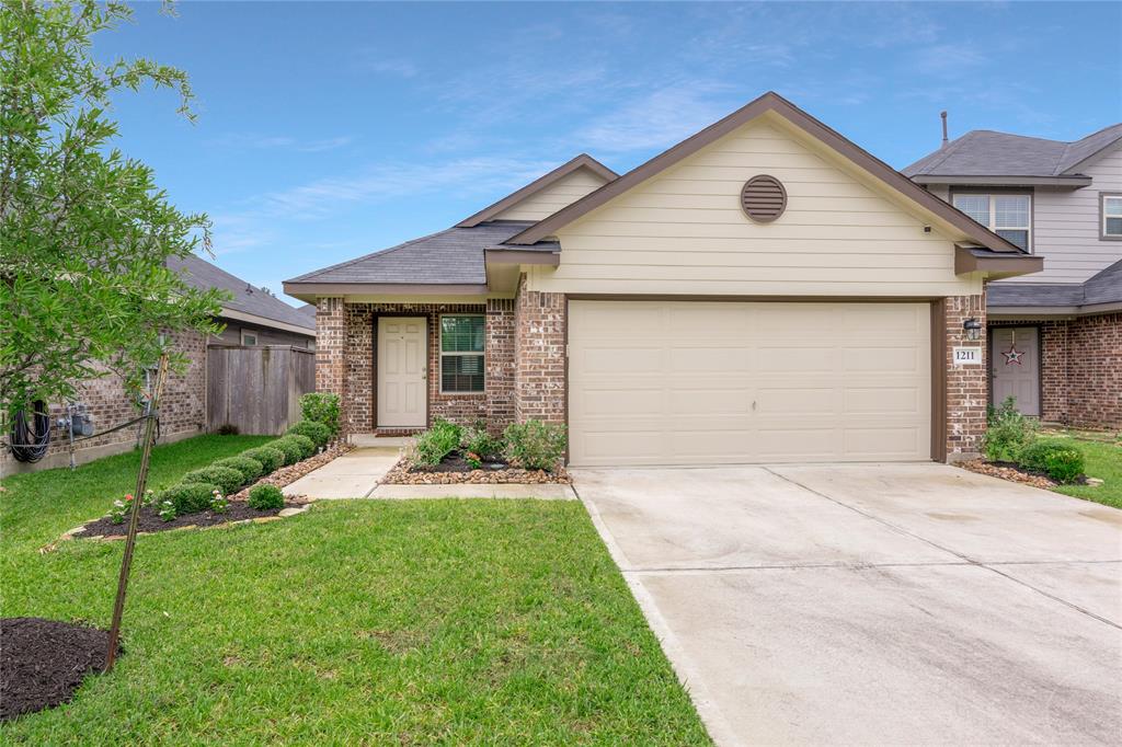 1211 Blue Hazel Court, Pinehurst, Texas image 1