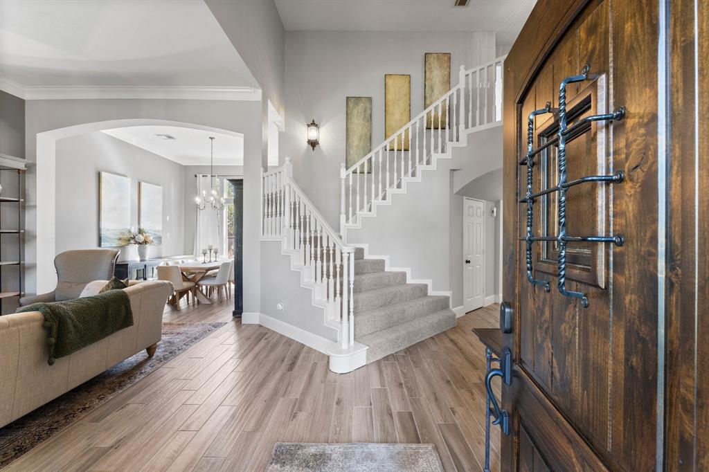 211 N Floral Leaf Circle, The Woodlands, Texas image 2