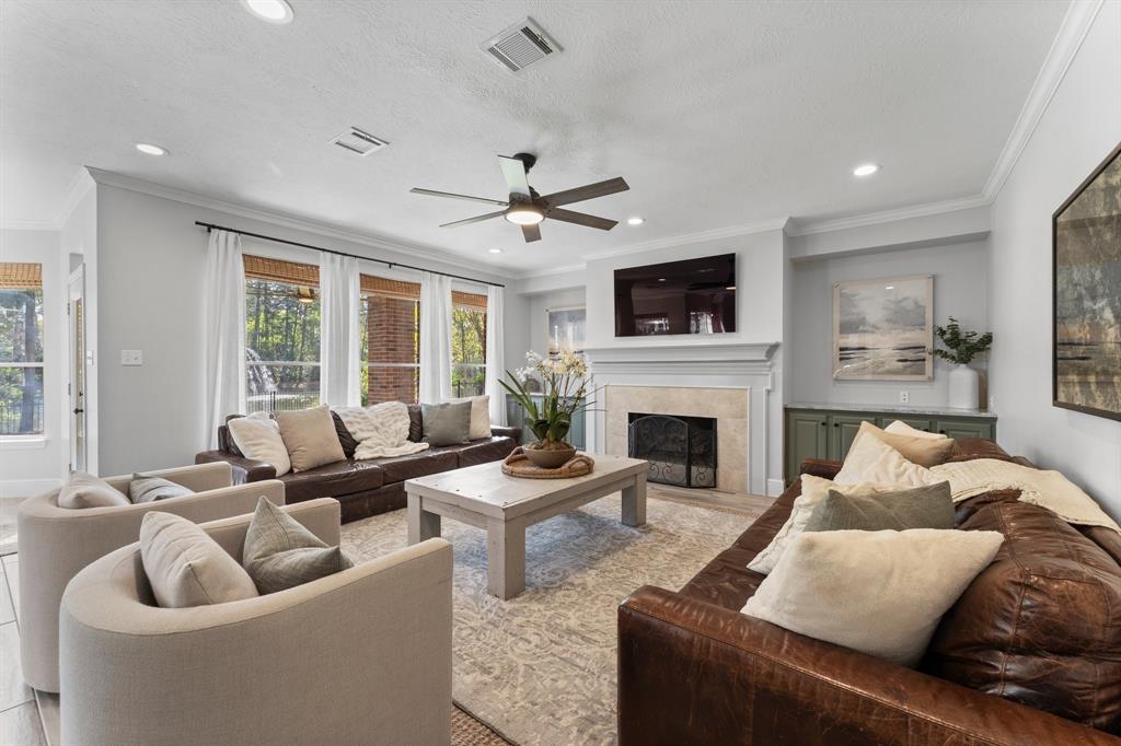 211 N Floral Leaf Circle, The Woodlands, Texas image 4