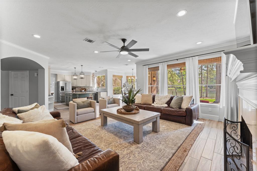 211 N Floral Leaf Circle, The Woodlands, Texas image 6